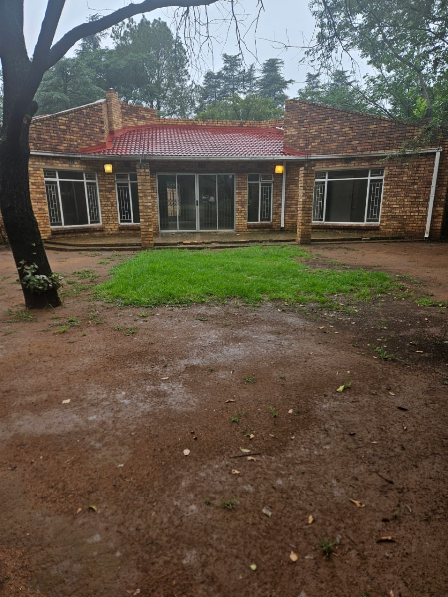 6 Bedroom Property for Sale in Unitas Park Gauteng