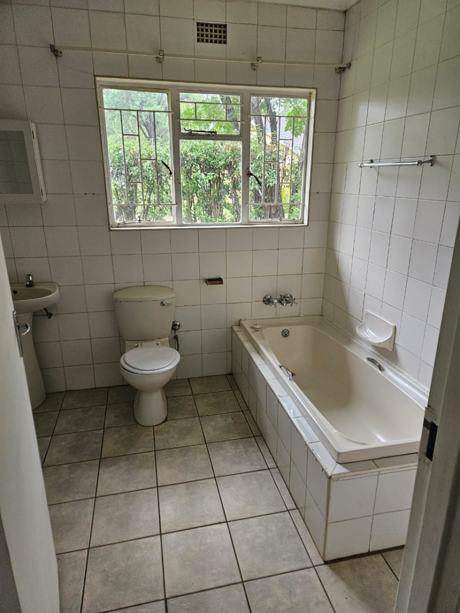 6 Bedroom Property for Sale in Unitas Park Gauteng