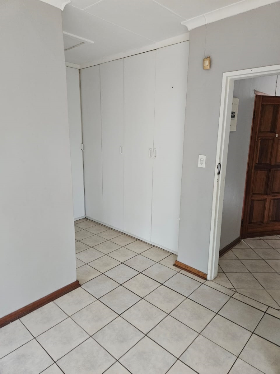 6 Bedroom Property for Sale in Unitas Park Gauteng