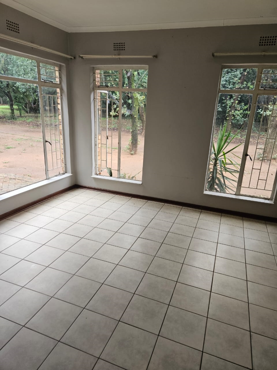 6 Bedroom Property for Sale in Unitas Park Gauteng