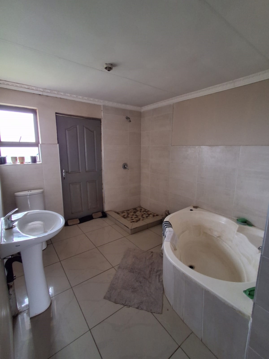 4 Bedroom Property for Sale in Golden Gardens Gauteng