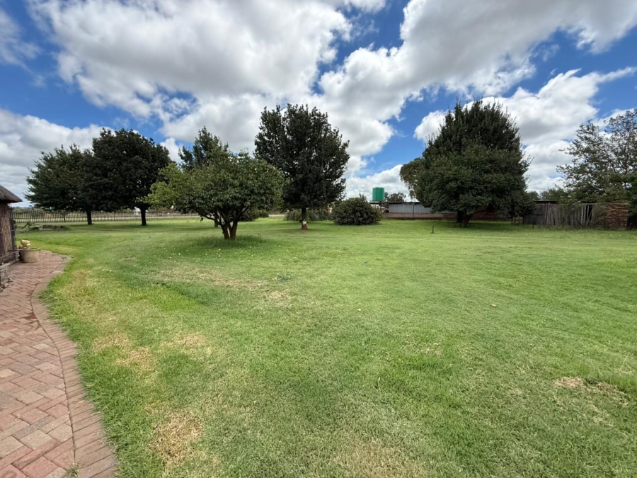 4 Bedroom Property for Sale in Mullerstuine Gauteng