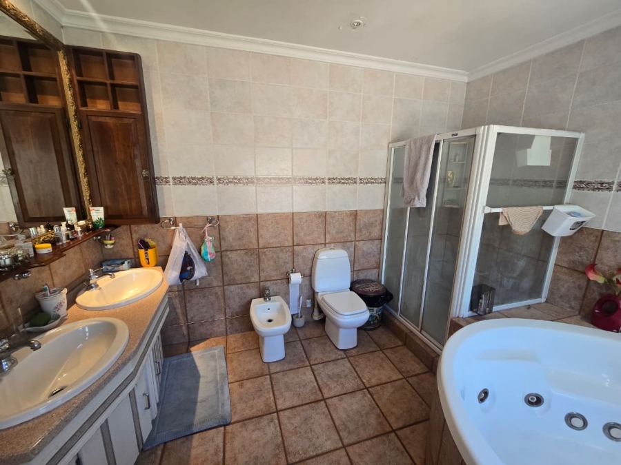 4 Bedroom Property for Sale in Three Rivers Proper Gauteng