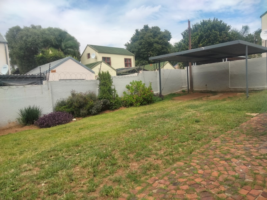 To Let 3 Bedroom Property for Rent in Bromhof Gauteng