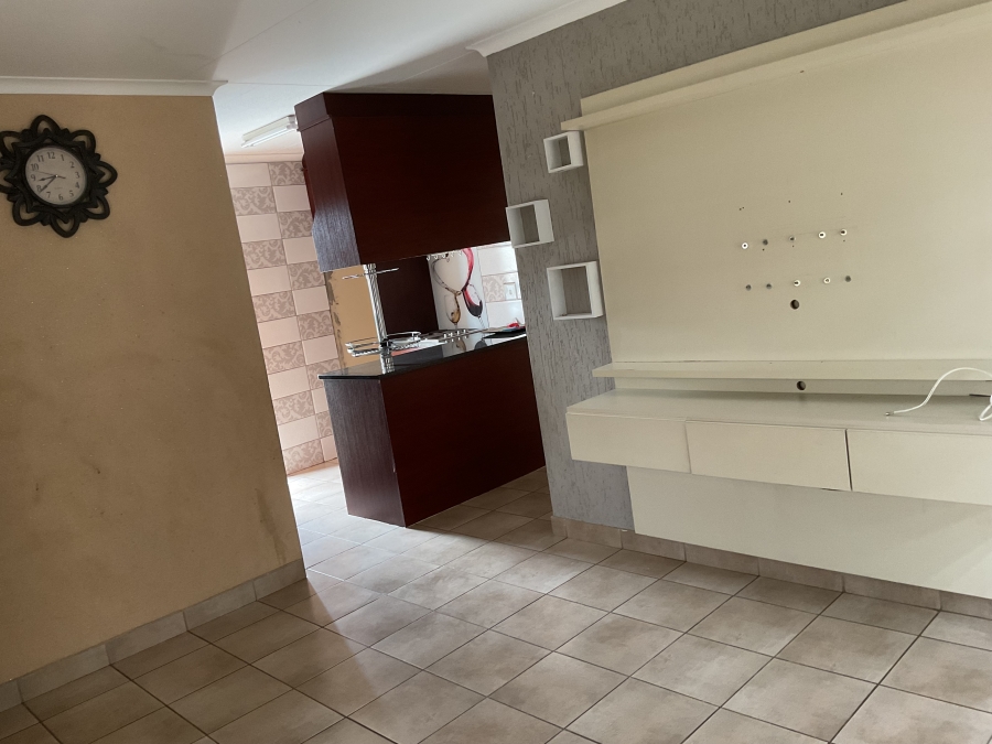 3 Bedroom Property for Sale in Kosmosdal Gauteng