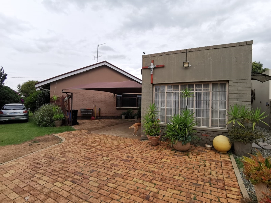 4 Bedroom Property for Sale in Selcourt Gauteng