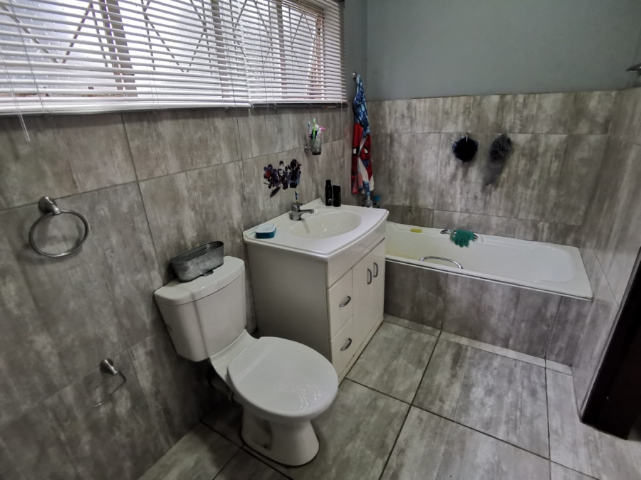 4 Bedroom Property for Sale in Selcourt Gauteng