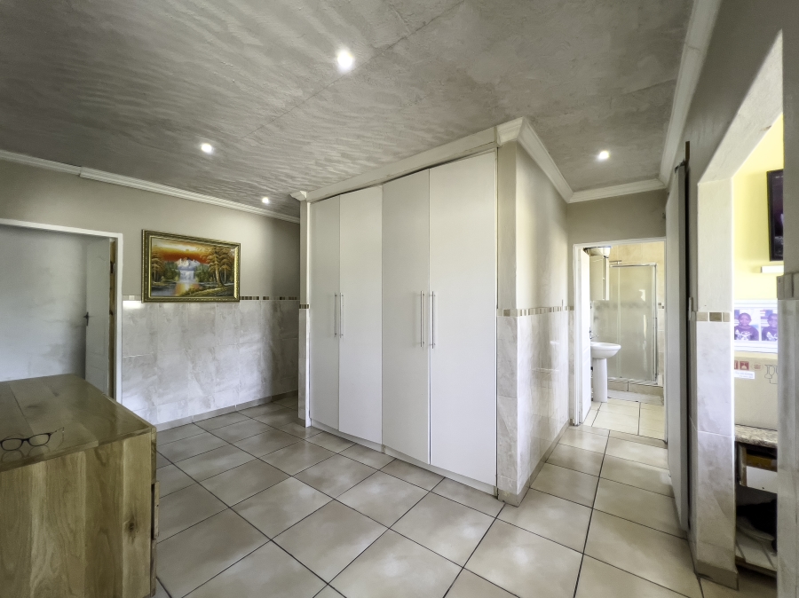 To Let 5 Bedroom Property for Rent in Chloorkop Gauteng