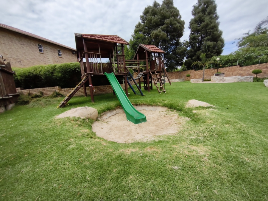 To Let 2 Bedroom Property for Rent in Erand Gardens Gauteng