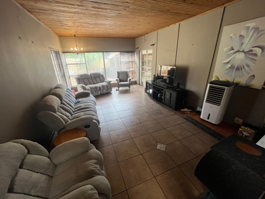 4 Bedroom Property for Sale in General Albertspark Gauteng