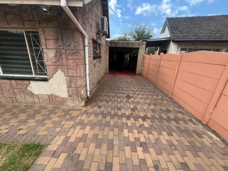 4 Bedroom Property for Sale in General Albertspark Gauteng