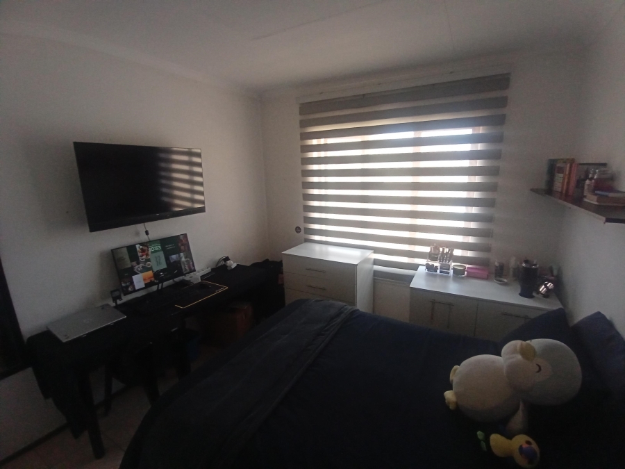 2 Bedroom Property for Sale in Mondeor Gauteng