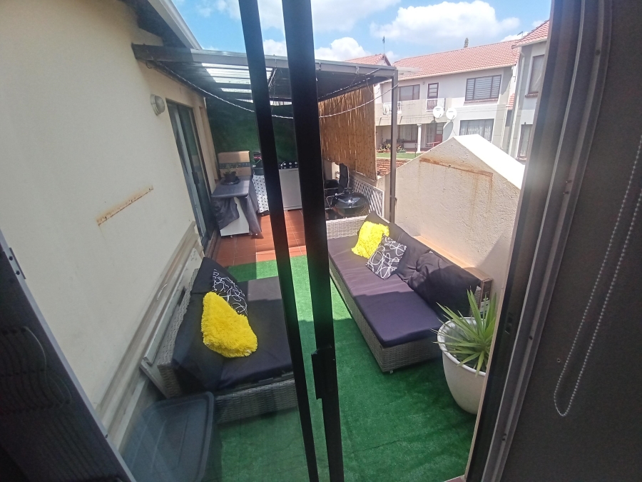 2 Bedroom Property for Sale in Mondeor Gauteng