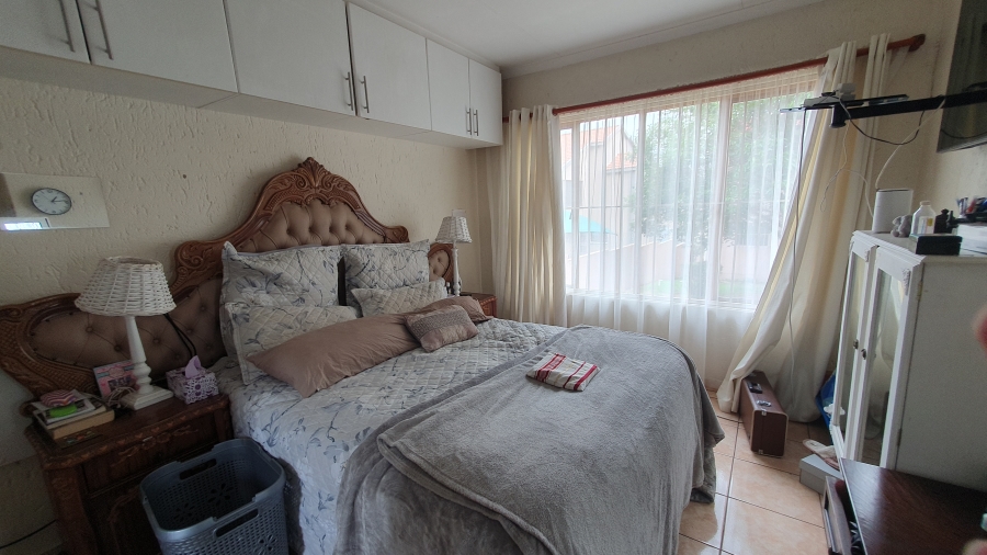 2 Bedroom Property for Sale in Mondeor Gauteng