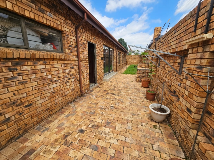 3 Bedroom Property for Sale in New Redruth Gauteng