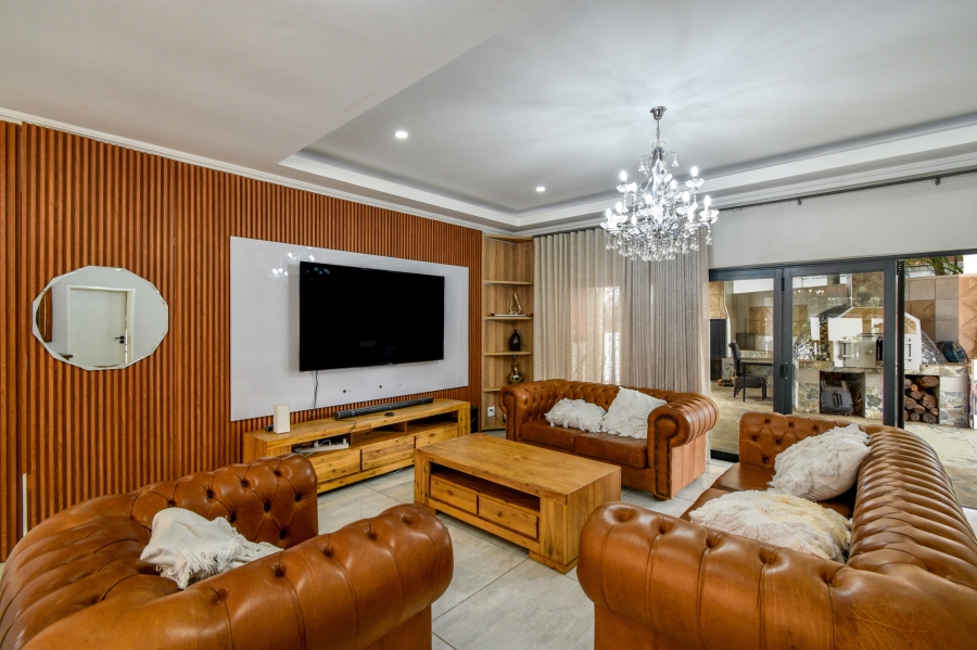 7 Bedroom Property for Sale in Waterkloof Ridge Gauteng