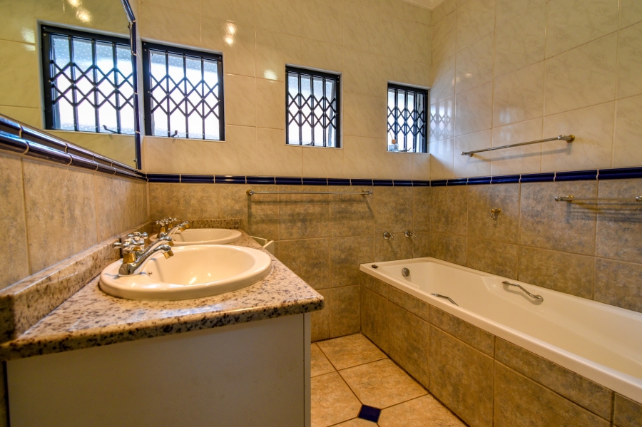 7 Bedroom Property for Sale in Waterkloof Ridge Gauteng