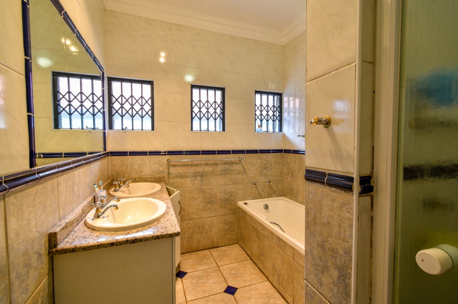 7 Bedroom Property for Sale in Waterkloof Ridge Gauteng