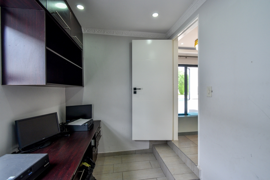 7 Bedroom Property for Sale in Waterkloof Ridge Gauteng