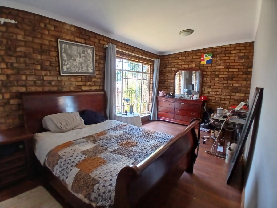 5 Bedroom Property for Sale in Monument Park Gauteng