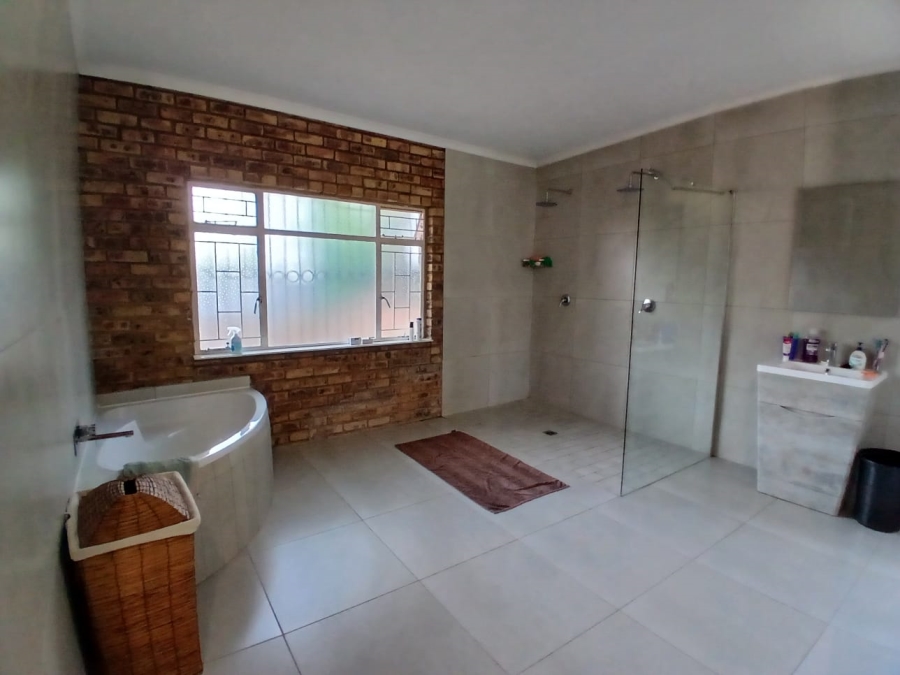 5 Bedroom Property for Sale in Monument Park Gauteng