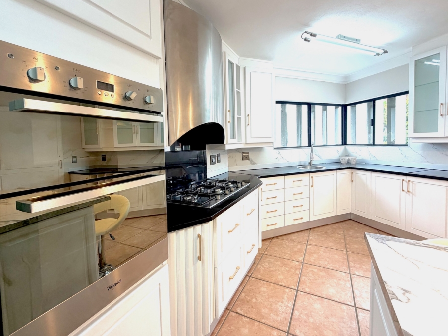 6 Bedroom Property for Sale in The Glades Gauteng