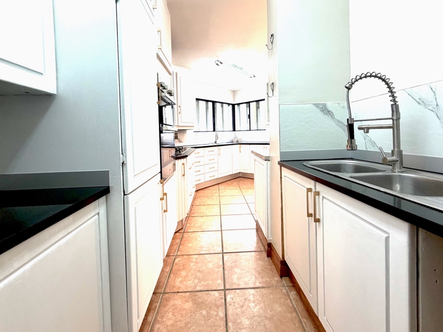 6 Bedroom Property for Sale in The Glades Gauteng