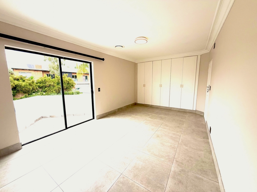 6 Bedroom Property for Sale in The Glades Gauteng