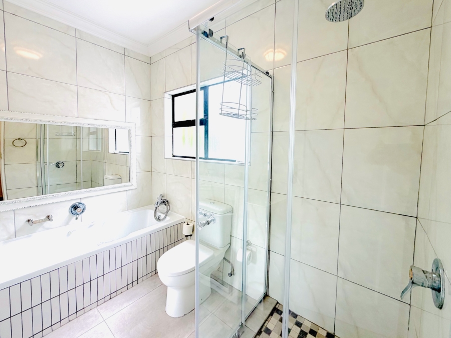 6 Bedroom Property for Sale in The Glades Gauteng