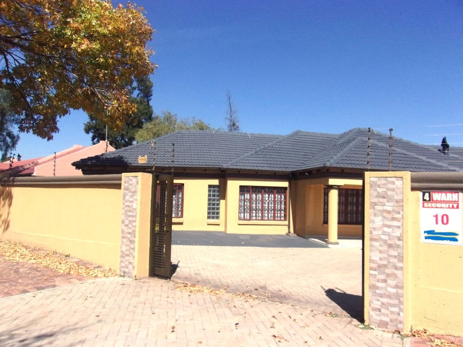 5 Bedroom Property for Sale in Crystal Park Gauteng