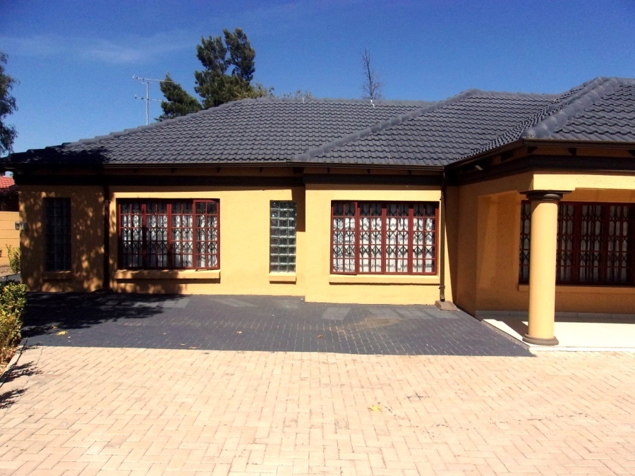 5 Bedroom Property for Sale in Crystal Park Gauteng