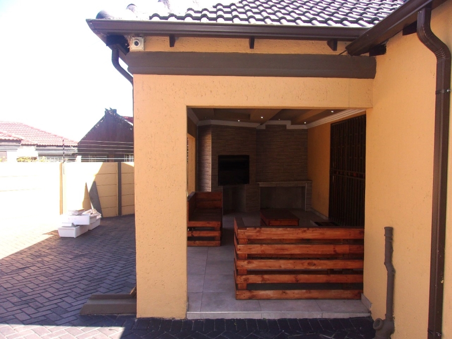 5 Bedroom Property for Sale in Crystal Park Gauteng