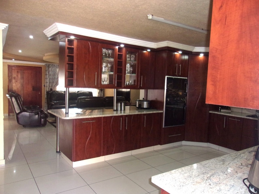 5 Bedroom Property for Sale in Crystal Park Gauteng