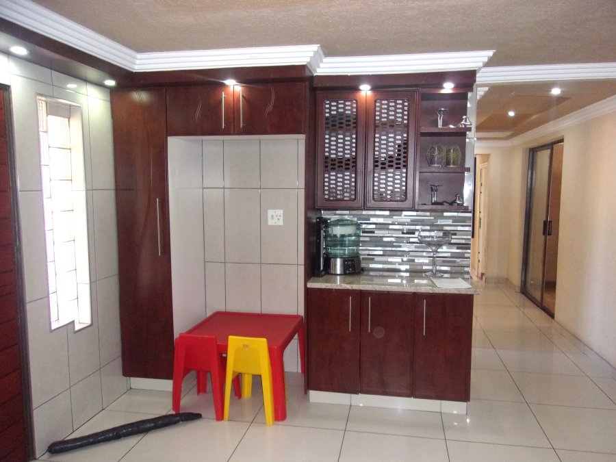 5 Bedroom Property for Sale in Crystal Park Gauteng