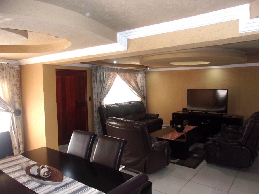 5 Bedroom Property for Sale in Crystal Park Gauteng