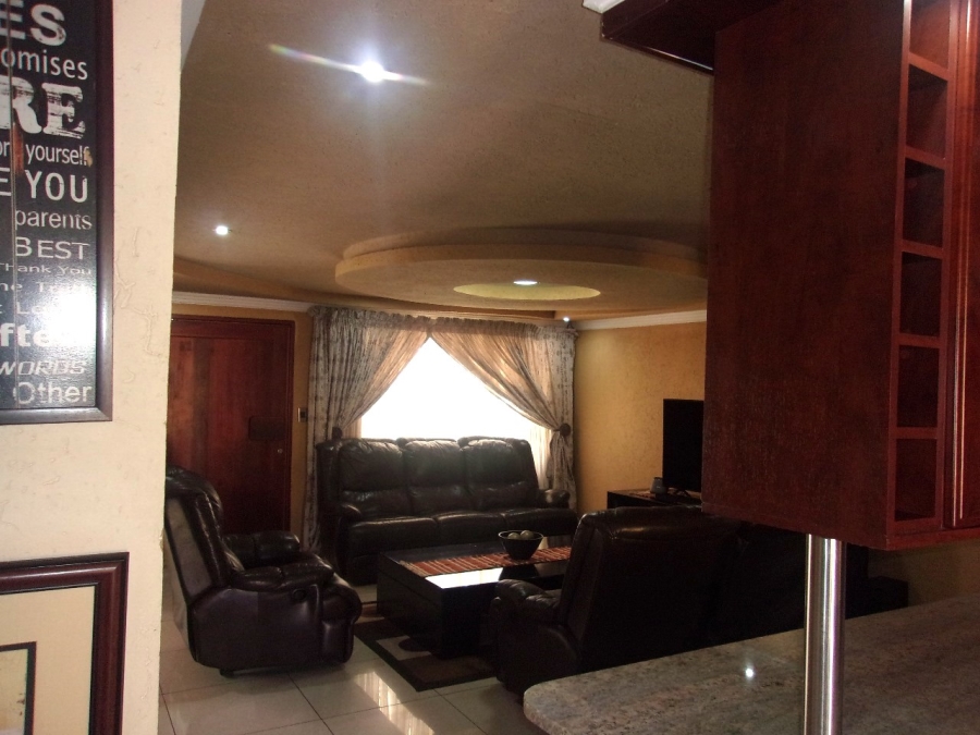 5 Bedroom Property for Sale in Crystal Park Gauteng