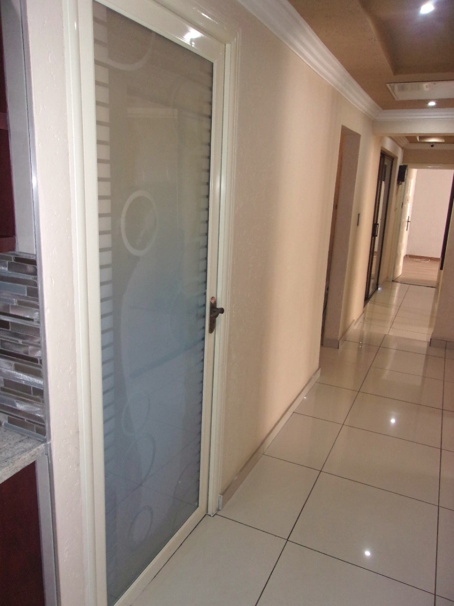 5 Bedroom Property for Sale in Crystal Park Gauteng