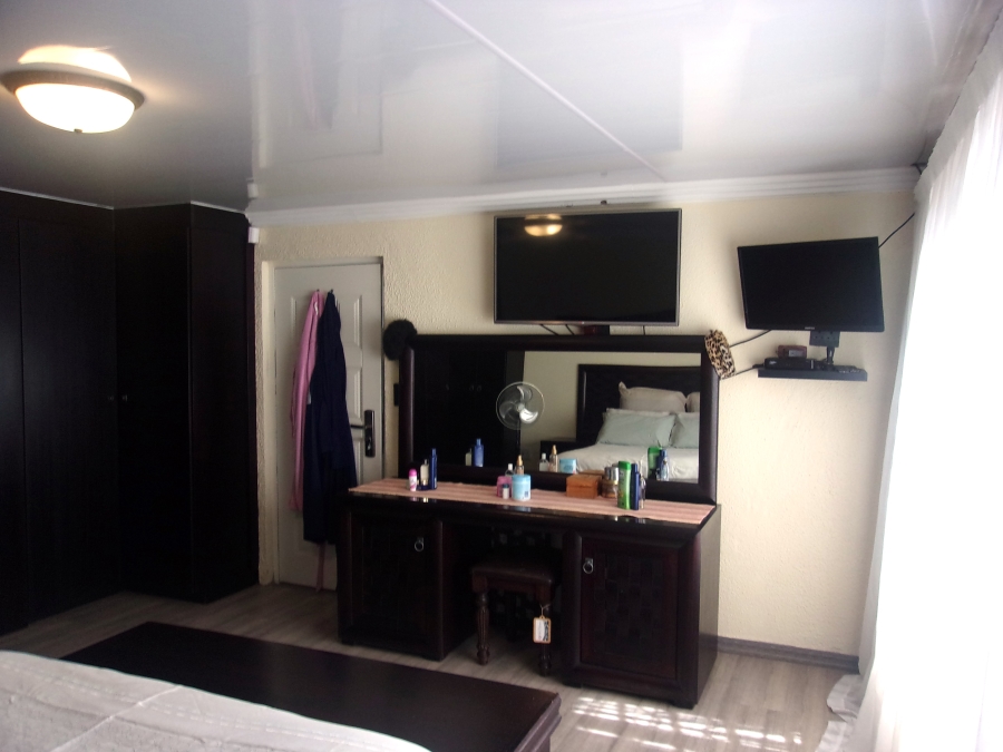 5 Bedroom Property for Sale in Crystal Park Gauteng