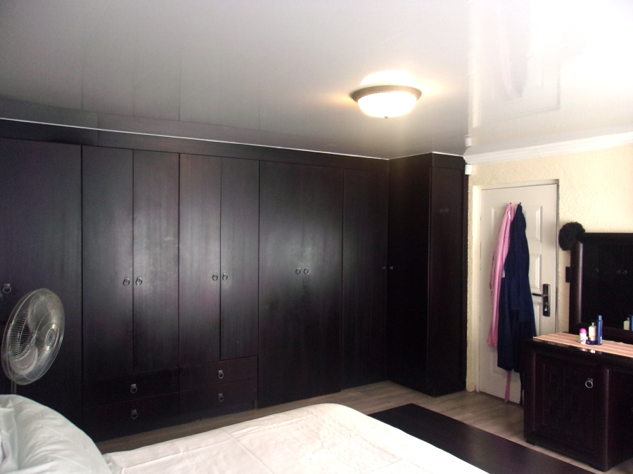 5 Bedroom Property for Sale in Crystal Park Gauteng