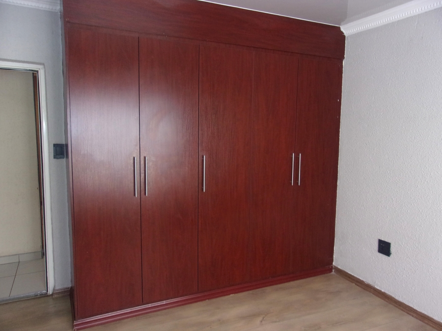 5 Bedroom Property for Sale in Crystal Park Gauteng