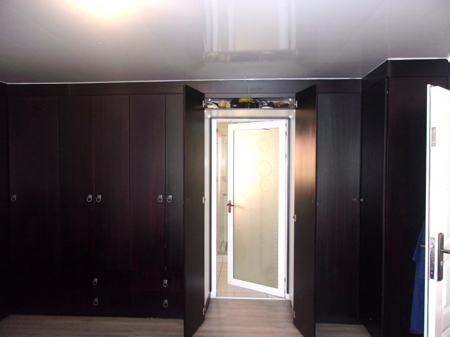 5 Bedroom Property for Sale in Crystal Park Gauteng