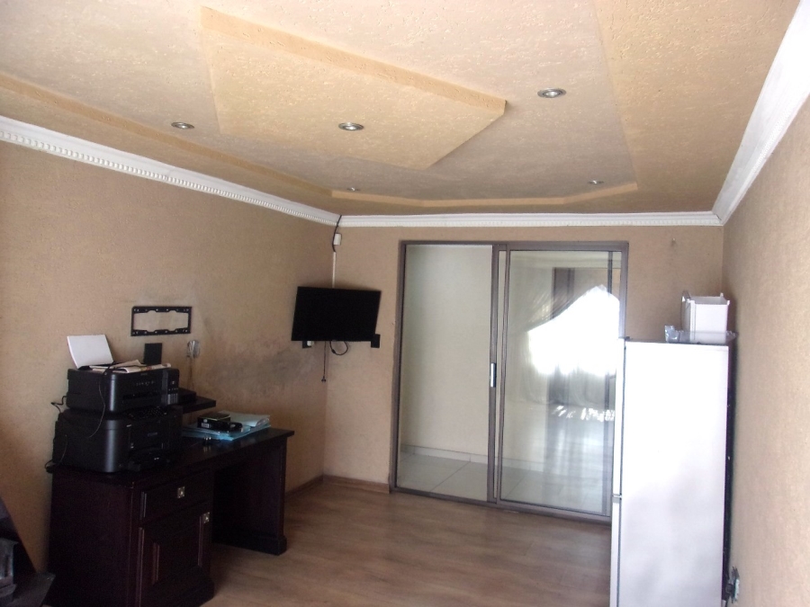 5 Bedroom Property for Sale in Crystal Park Gauteng