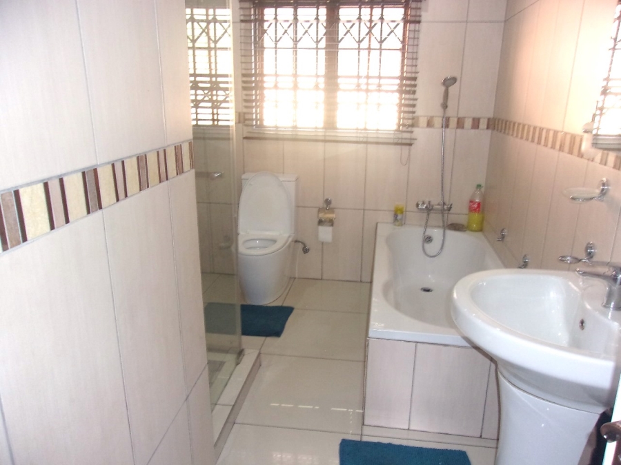 5 Bedroom Property for Sale in Crystal Park Gauteng