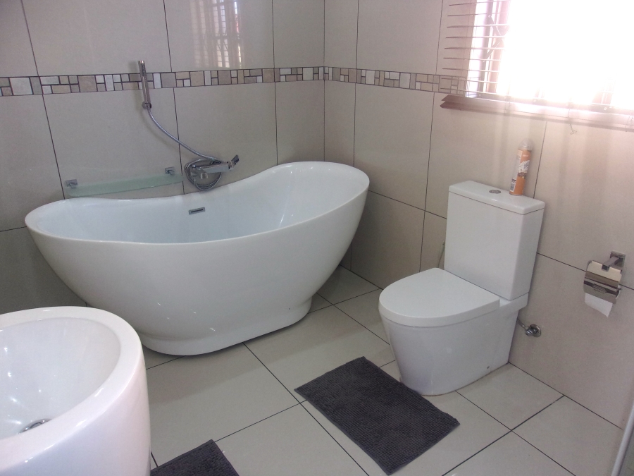 5 Bedroom Property for Sale in Crystal Park Gauteng