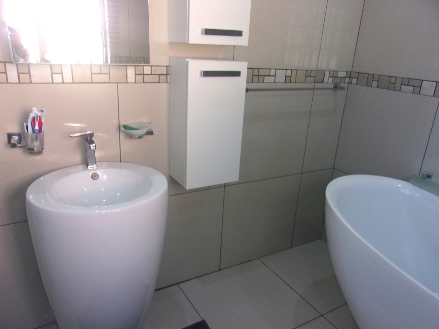 5 Bedroom Property for Sale in Crystal Park Gauteng
