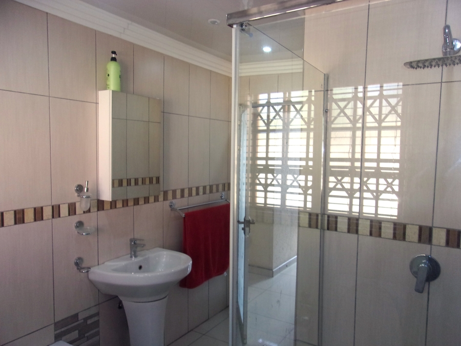 5 Bedroom Property for Sale in Crystal Park Gauteng