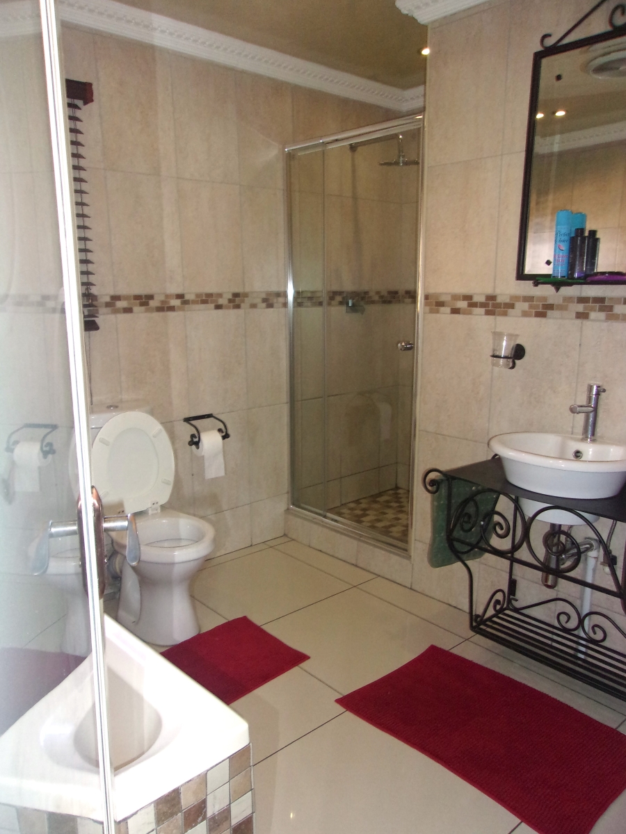 5 Bedroom Property for Sale in Crystal Park Gauteng