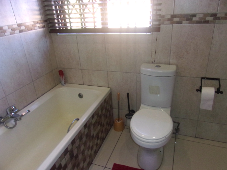 5 Bedroom Property for Sale in Crystal Park Gauteng