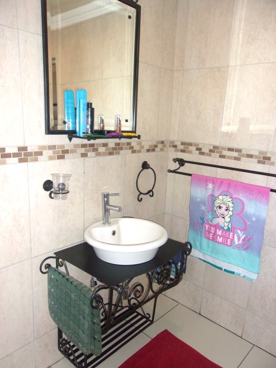 5 Bedroom Property for Sale in Crystal Park Gauteng