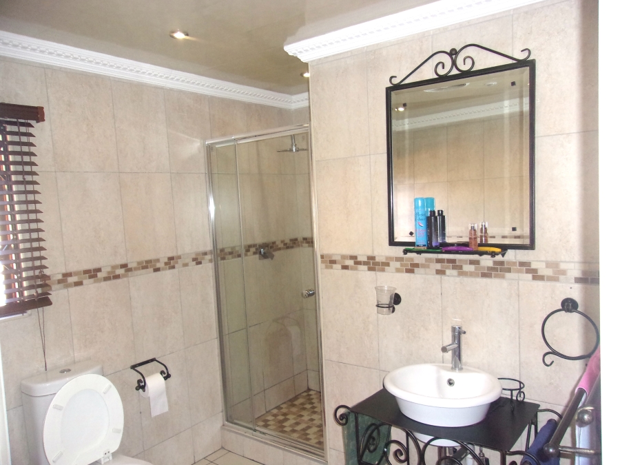 5 Bedroom Property for Sale in Crystal Park Gauteng